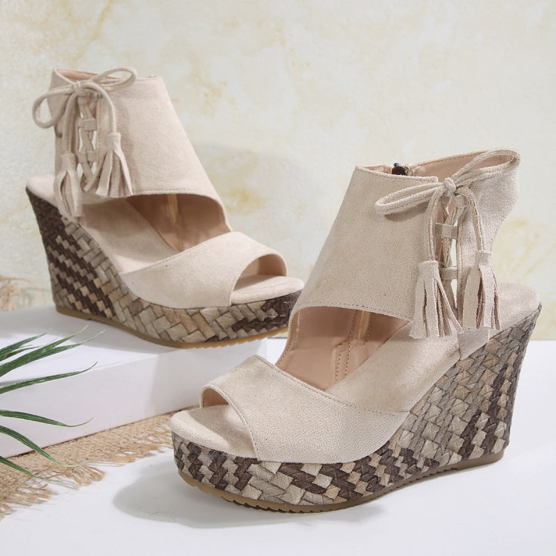 Sandalias de mujeres con un área de los pies abiertos y ventas de meseta y borla