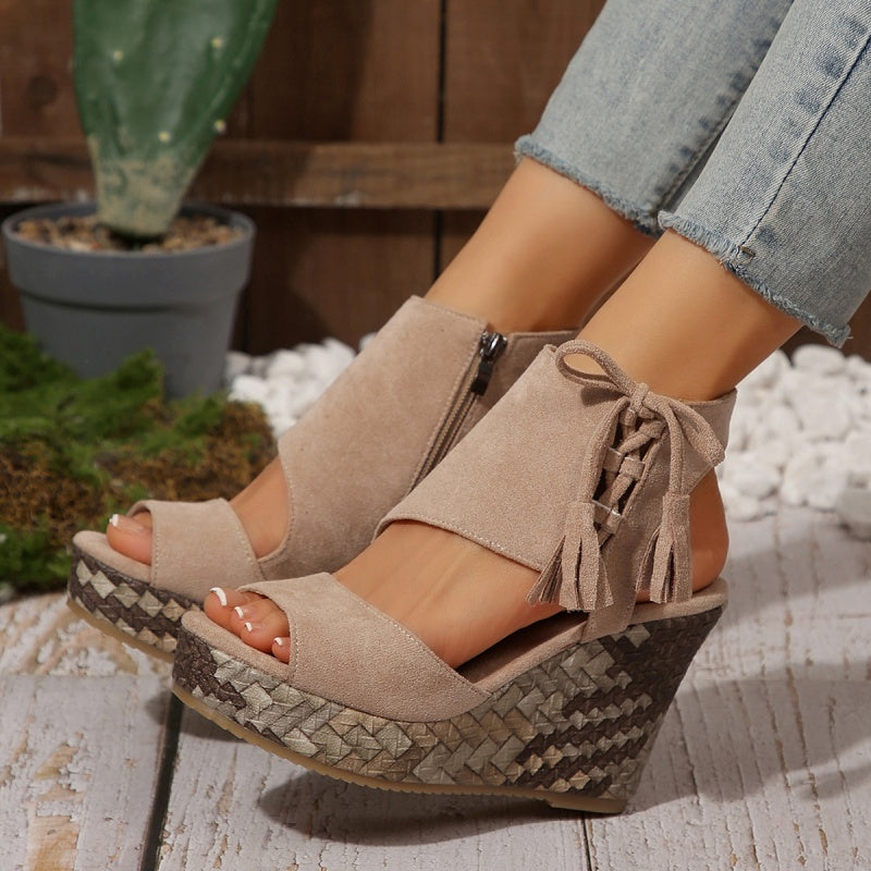Sandalias de mujeres con un área de los pies abiertos y ventas de meseta y borla