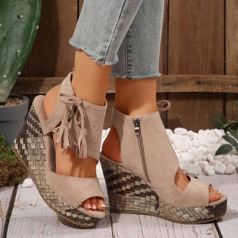 Sandalias de mujeres con un área de los pies abiertos y ventas de meseta y borla