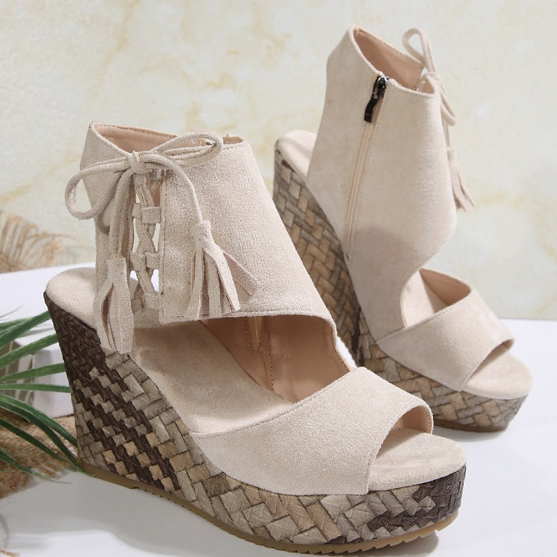 Sandalias de mujeres con un área de los pies abiertos y ventas de meseta y borla
