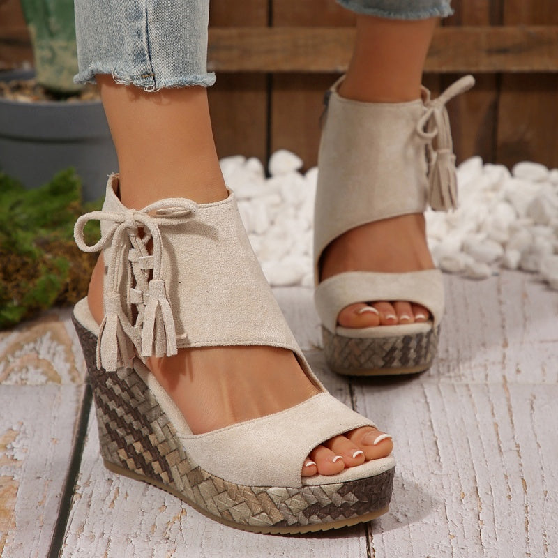Sandalias de mujeres con un área de los pies abiertos y ventas de meseta y borla