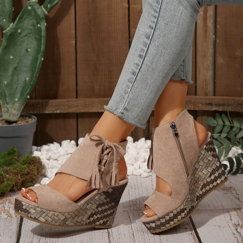 Sandalias de mujeres con un área de los pies abiertos y ventas de meseta y borla