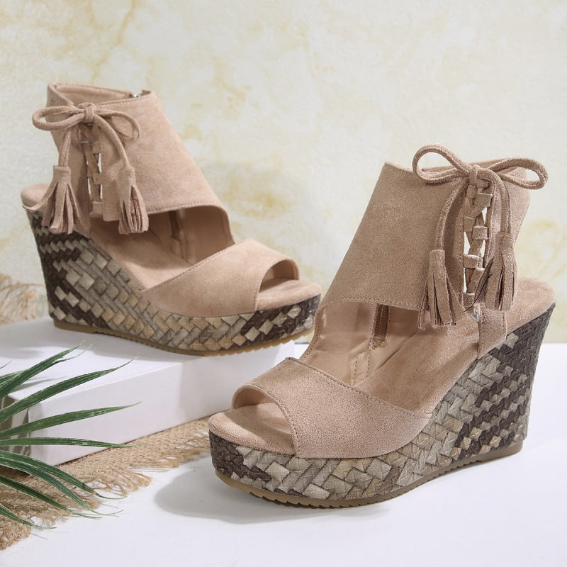 Sandalias de mujeres con un área de los pies abiertos y ventas de meseta y borla