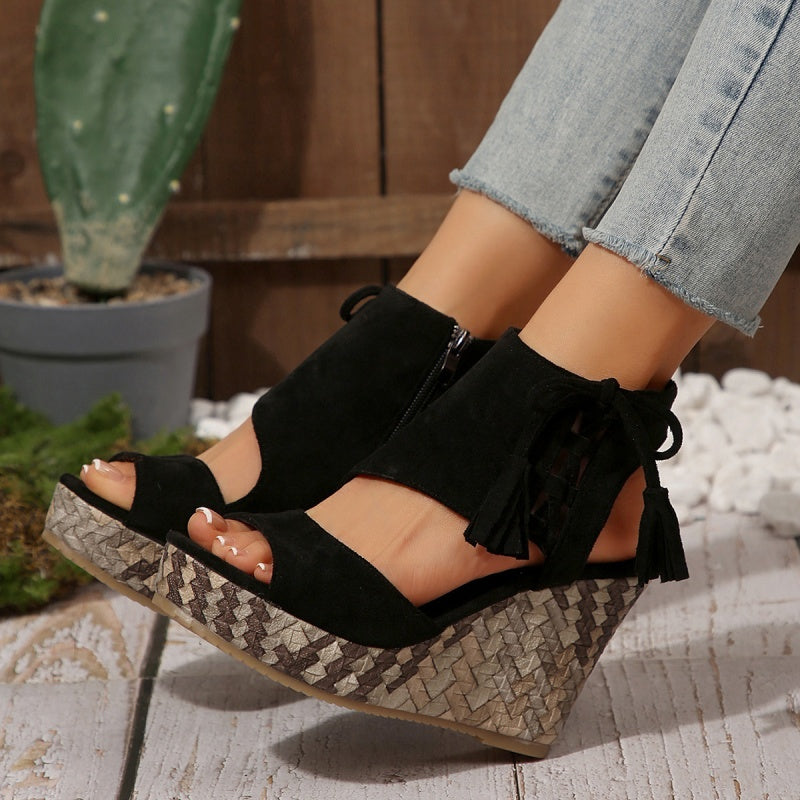 Sandalias de mujeres con un área de los pies abiertos y ventas de meseta y borla