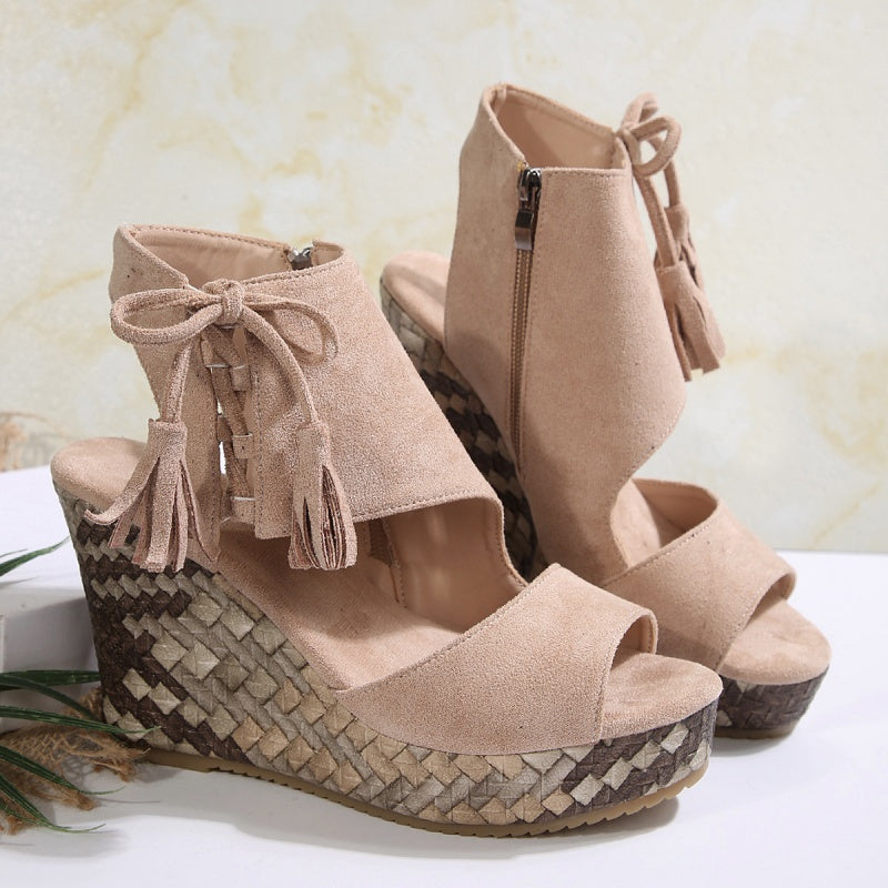 Sandalias de mujeres con un área de los pies abiertos y ventas de meseta y borla