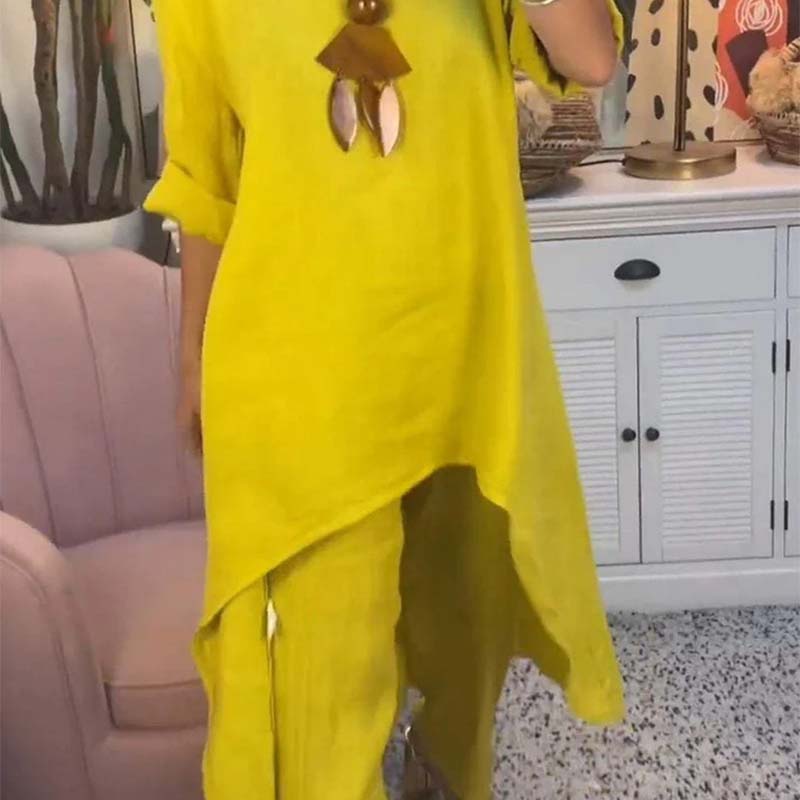 Set de dos partes de las mujeres: tapa asimétrica y pantalones