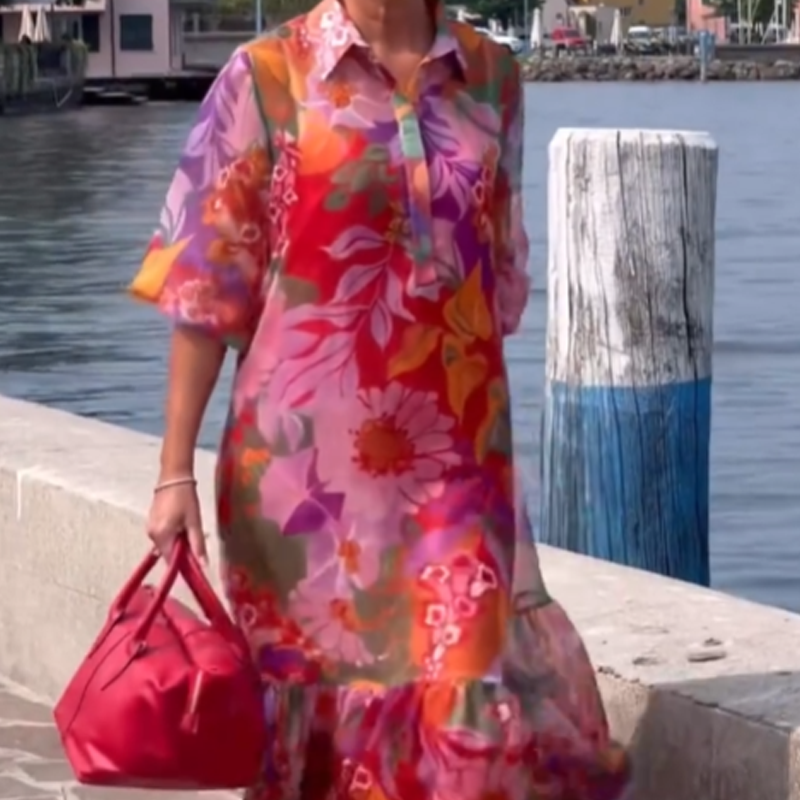 Vestido de gasa roja con patrón de flores