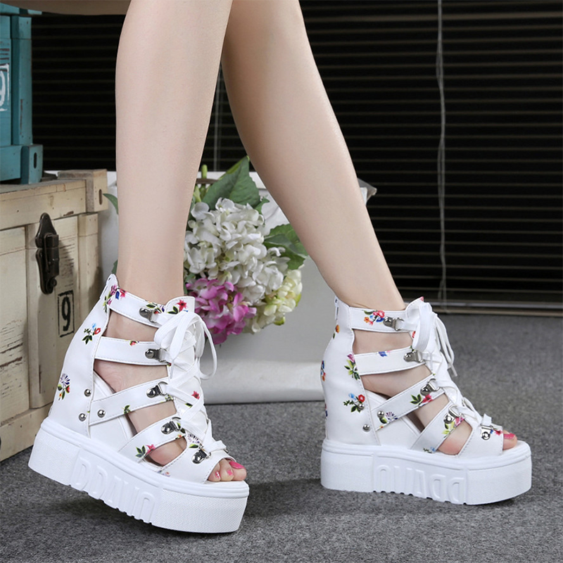 Elegantes sandalias con un escote para mujeres