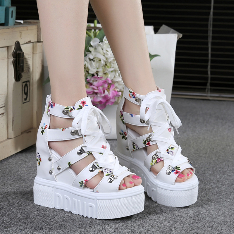 Elegantes sandalias con un escote para mujeres