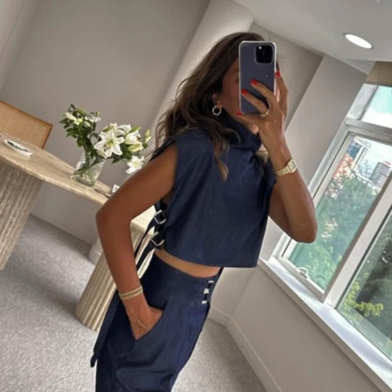Conutos de moda de moda para mujeres con un top corto con un escote alto y pantalones de 3/4 langer con cintura alta