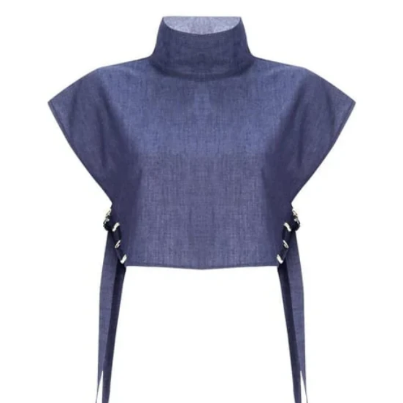 Conutos de moda de moda para mujeres con un top corto con un escote alto y pantalones de 3/4 langer con cintura alta