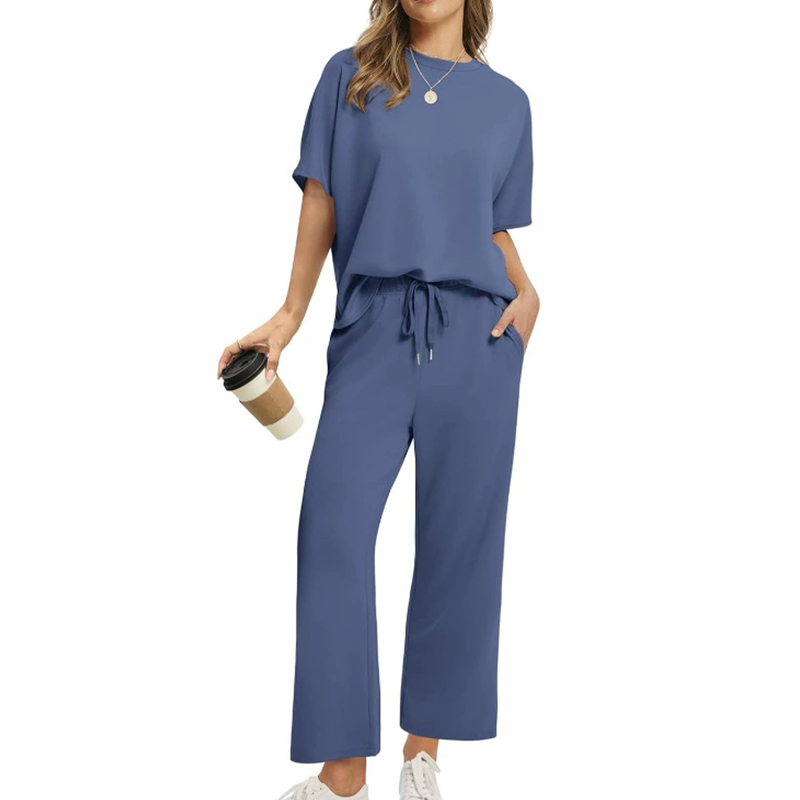 Conjunto suave e informal de top y pantalones para mujeres