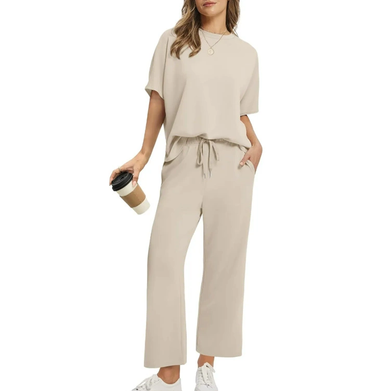Conjunto suave e informal de top y pantalones para mujeres