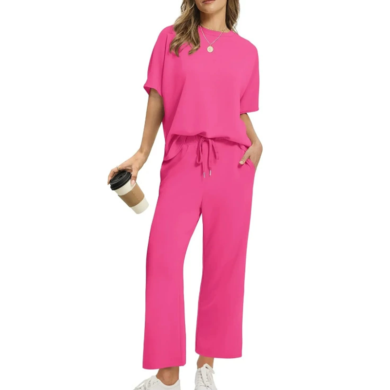 Conjunto suave e informal de top y pantalones para mujeres