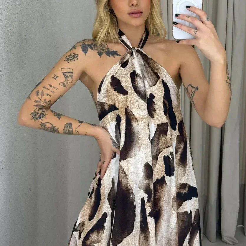 Vestido para mujeres con un escote del cuello y un patrón de flores - Midi Longitud para el verano y las vacaciones