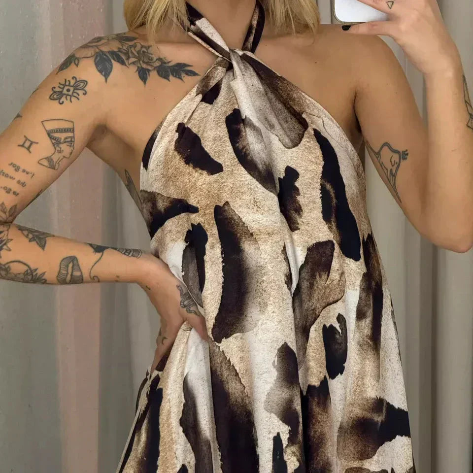 Vestido para mujeres con un escote del cuello y un patrón de flores - Midi Longitud para el verano y las vacaciones