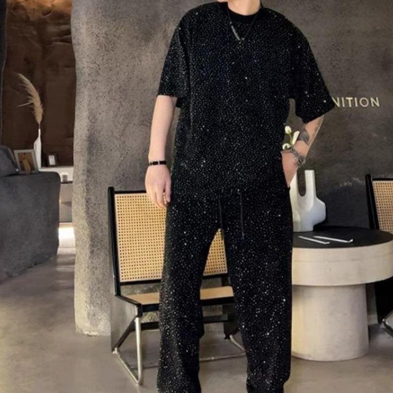 Herren-Zweiteiler mit Kurzarmshirt und weiter Hose