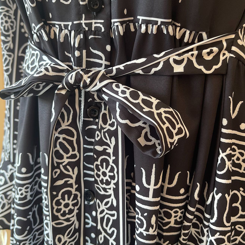 Damen lässiges, bedrucktes und fließendes Kleid mit V-Ausschnitt