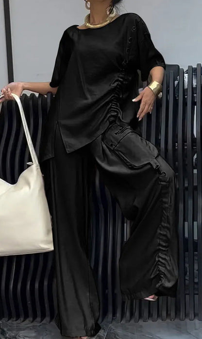 Traje para mujeres de dos partes con una camiseta y pantalones circulares de cuello