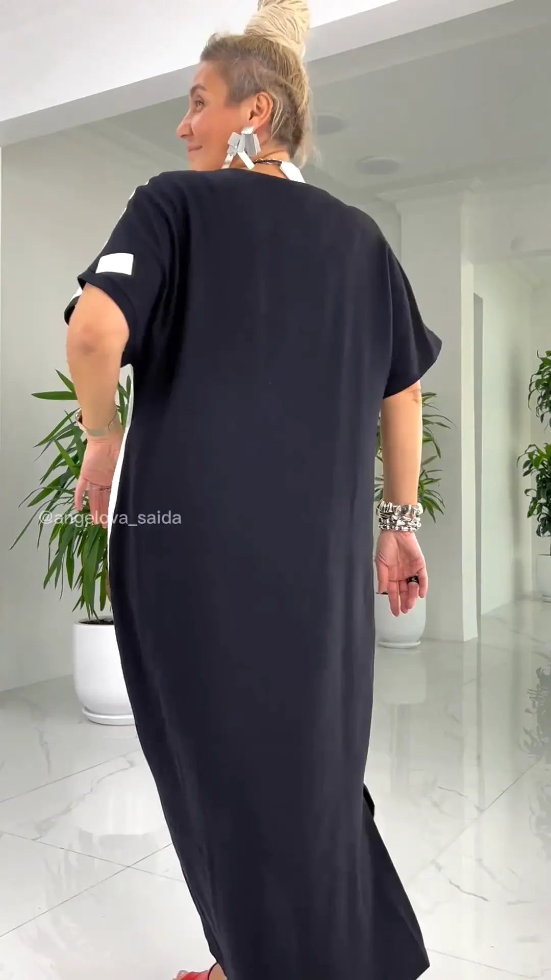 👗Schönes, lockeres Maxikleid mit abstraktem Gesichtsdruck in Schwarz und Weiß