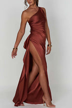 Satinkleid in Maxilänge mit Schlitz und Drapierung, One-Shoulder-Design