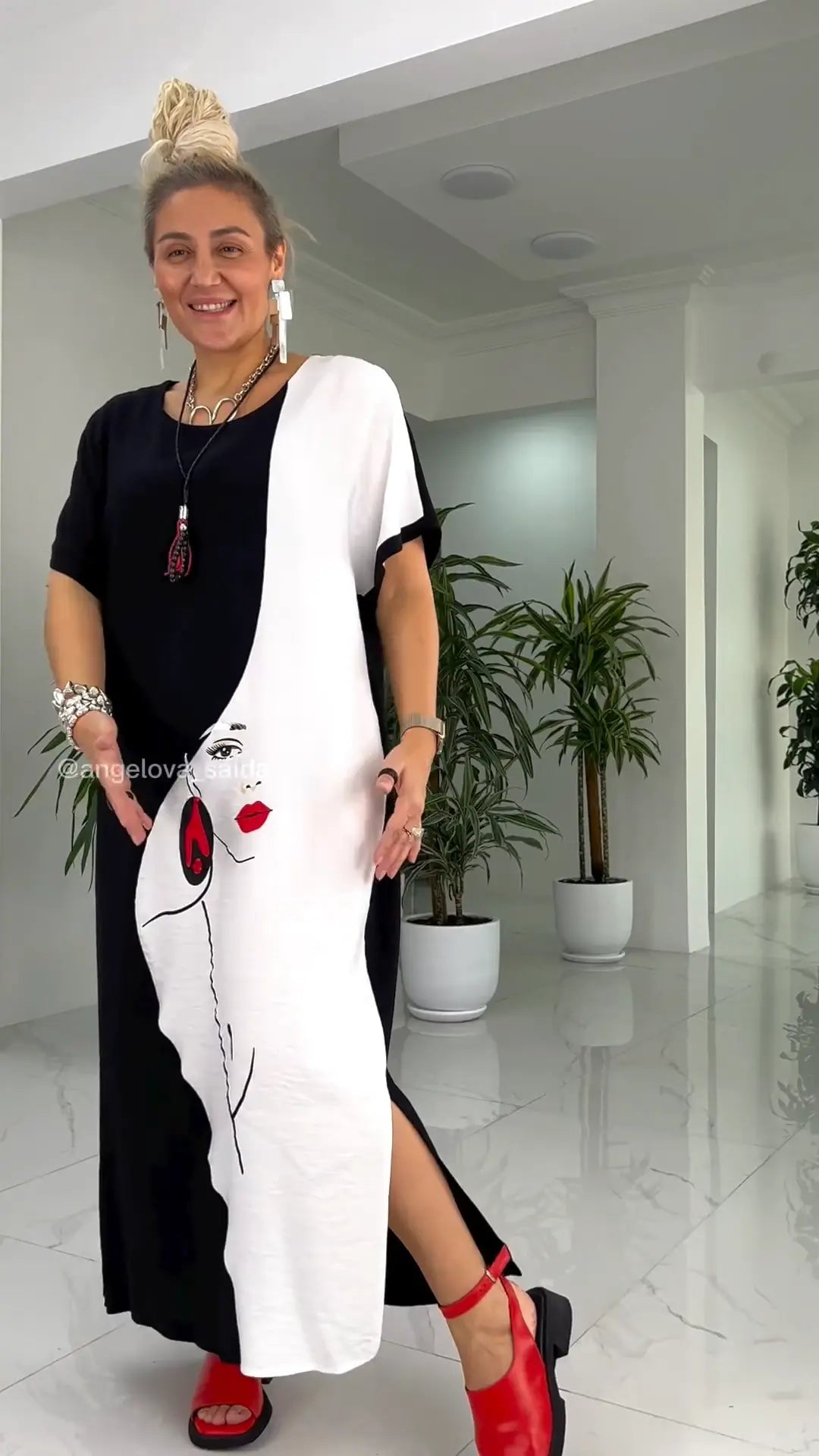 👗Schönes, lockeres Maxikleid mit abstraktem Gesichtsdruck in Schwarz und Weiß