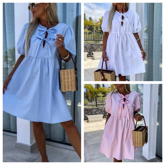 Vestido de mujer monocromático de moda con una mosca en la parte delantera y mangas hinchadas