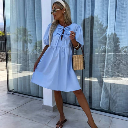 Vestido de mujer monocromático de moda con una mosca en la parte delantera y mangas hinchadas