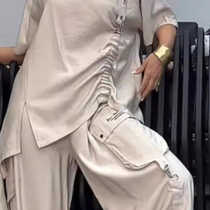 Traje para mujeres de dos partes con una camiseta y pantalones circulares de cuello