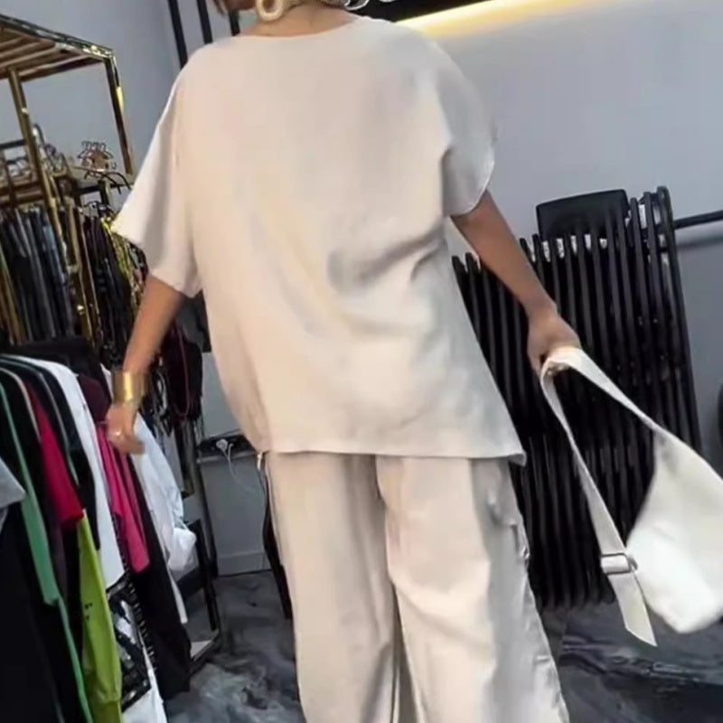 Traje para mujeres de dos partes con una camiseta y pantalones circulares de cuello