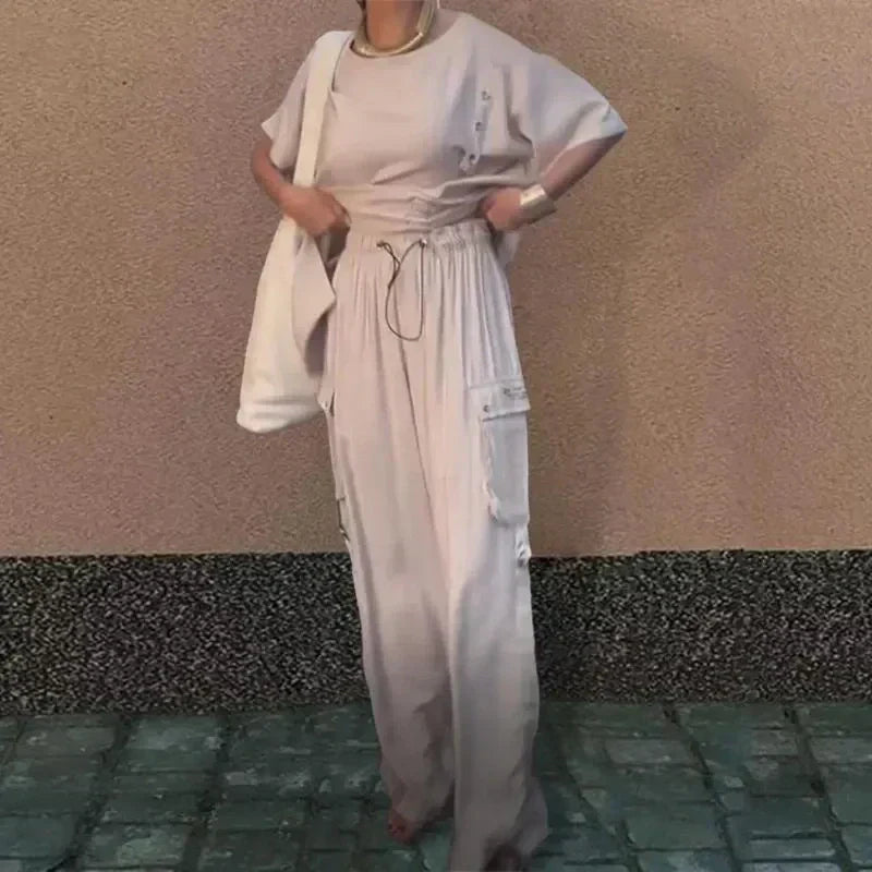 Traje para mujeres de dos partes con una camiseta y pantalones circulares de cuello