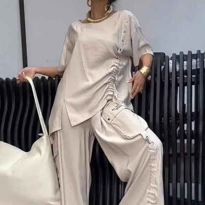 Traje para mujeres de dos partes con una camiseta y pantalones circulares de cuello