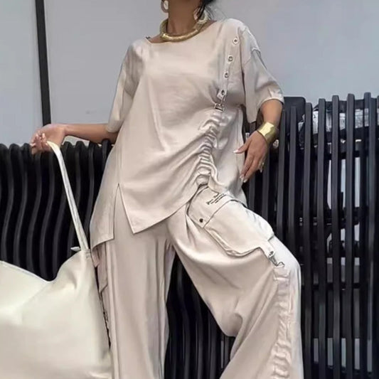 Traje para mujeres de dos partes con una camiseta y pantalones circulares de cuello