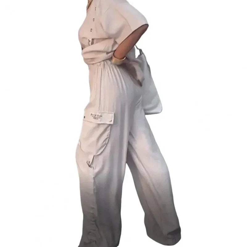Traje para mujeres de dos partes con una camiseta y pantalones circulares de cuello
