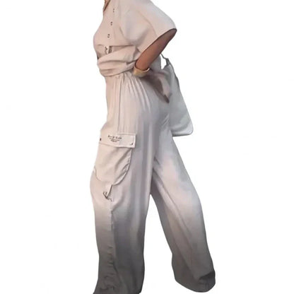 Traje para mujeres de dos partes con una camiseta y pantalones circulares de cuello
