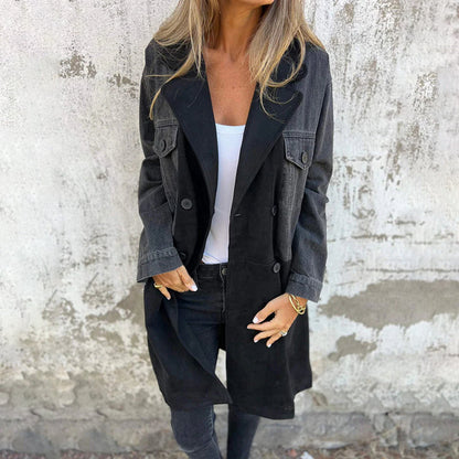 Gabardina media de largo con costuras de jeans de mezclilla