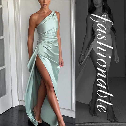 Satinkleid in Maxilänge mit Schlitz und Drapierung, One-Shoulder-Design
