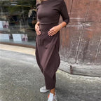 Einfaches, elegantes Damenkleid mit langen Ärmeln und Tasche