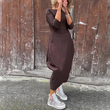 Einfaches, elegantes Damenkleid mit langen Ärmeln und Tasche