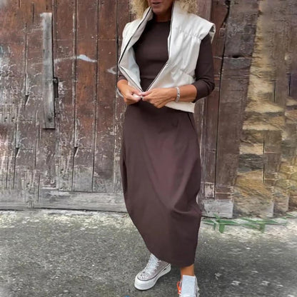 Einfaches, elegantes Damenkleid mit langen Ärmeln und Tasche