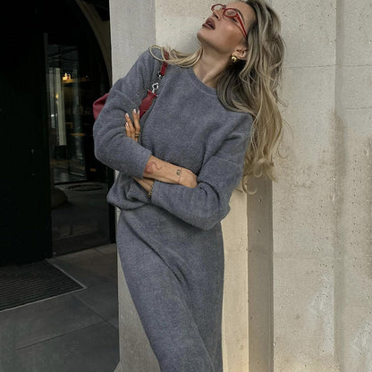Elegantes, kuscheliges Set aus Pullover und ausgestelltem Rock für Damen