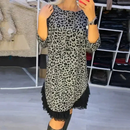 Damenkleid mit Leopardenmuster und Spitzenbesatz