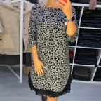 Damenkleid mit Leopardenmuster und Spitzenbesatz