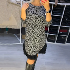 Damenkleid mit Leopardenmuster und Spitzenbesatz