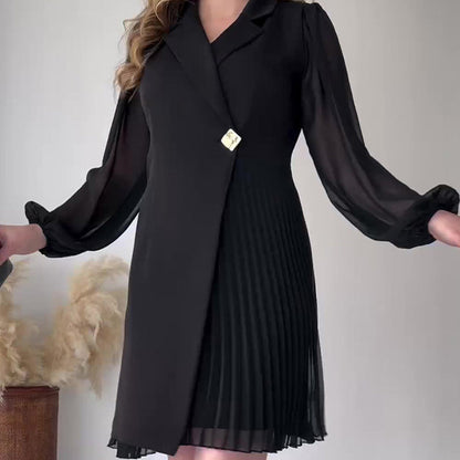 Unifarbenes Kleid mit Reverskragen und Rüschensaum