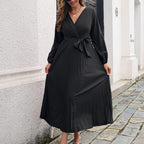 Langes plissiertes Wickelkleid mit Bindegürtel für Damen
