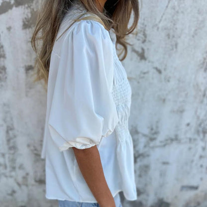 Camisa casual y plisada de mujeres con un escote redondo y botones