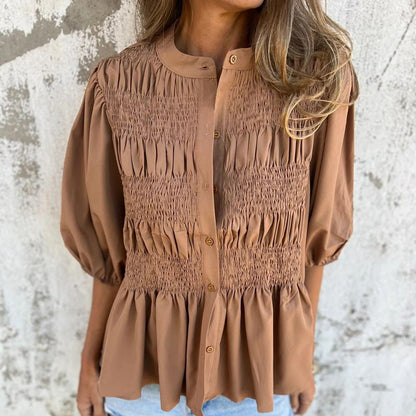 Camisa casual y plisada de mujeres con un escote redondo y botones