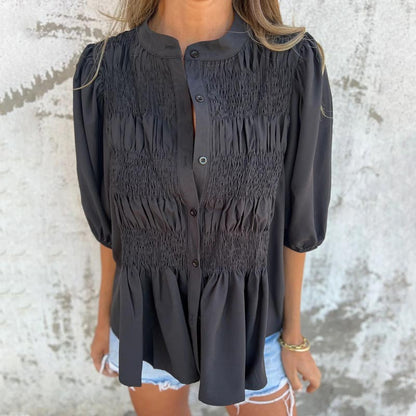 Camisa casual y plisada de mujeres con un escote redondo y botones