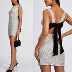 Stilvolles, sexy, rückenfreies Kleid mit Pailletten und Schleife